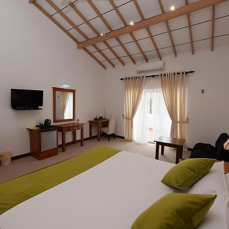 Seasons Hotel Курунегала Экстерьер фото