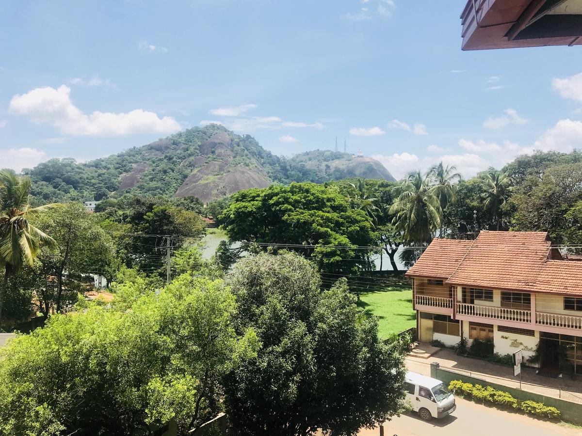 Seasons Hotel Курунегала Экстерьер фото