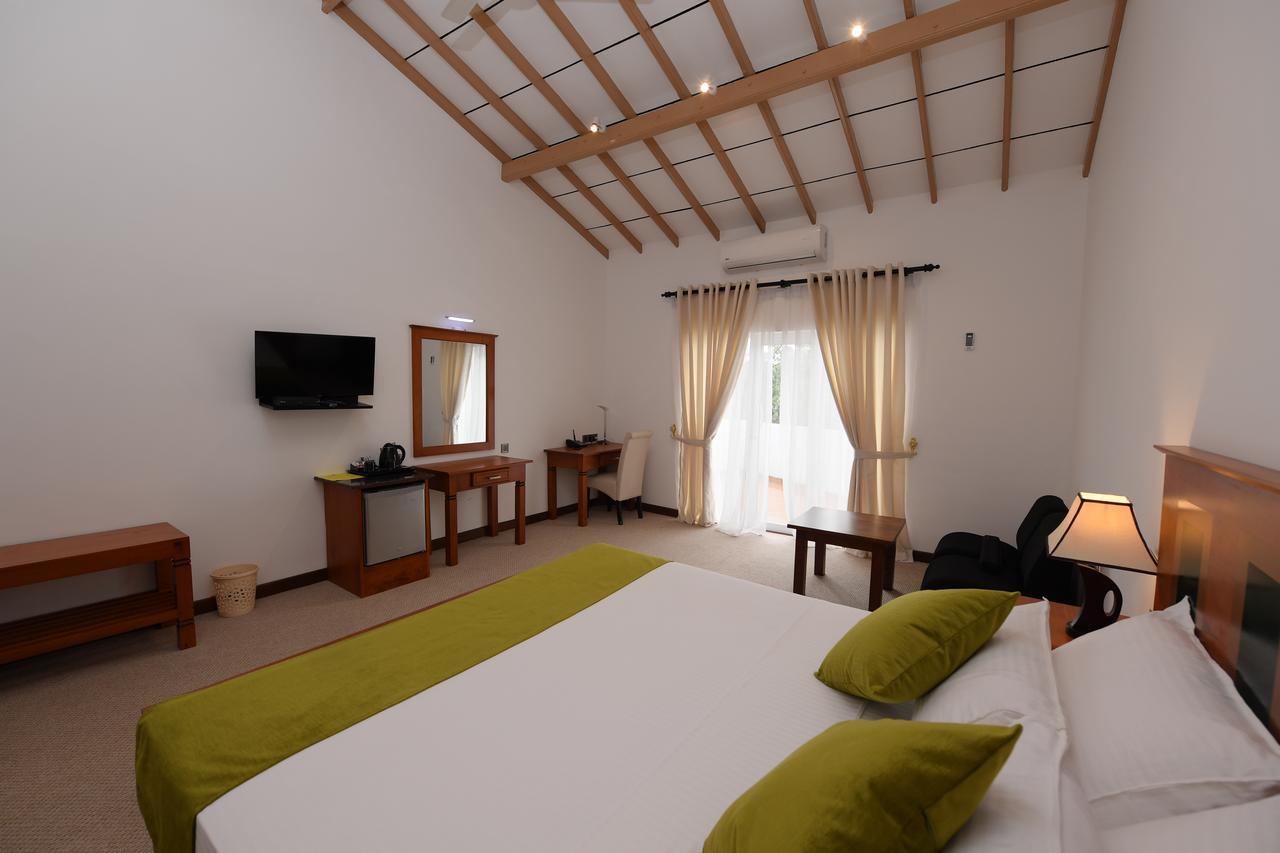 Seasons Hotel Курунегала Экстерьер фото